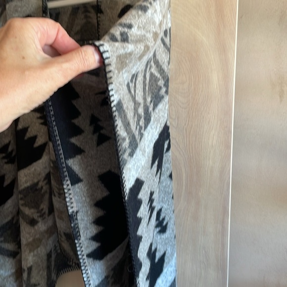 Karen by Karen Kane Wrap Southwestern Pattern Black Gray OS Women’s - Picture 5 of 9